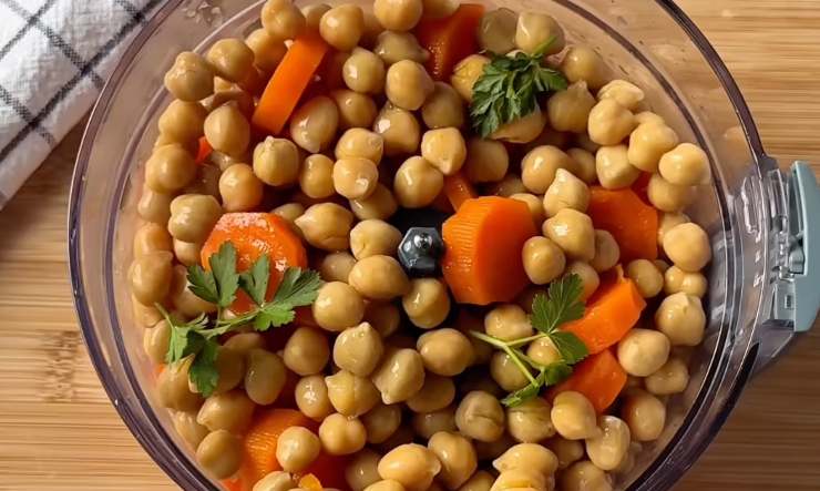tritatutto con ceci, carote e altri ingredienti