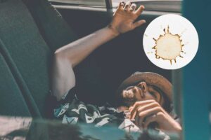 ragazzo all'ombra in auto e una macchia