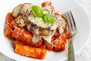 pasta al sugo con melanzane