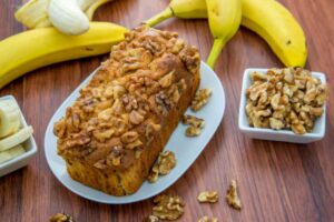 pane bauletto con accanto delle noci e delle banane