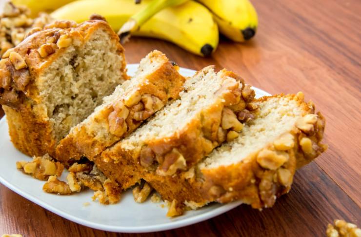pane di banane e noci tagliato a fette sopra ad un piatto