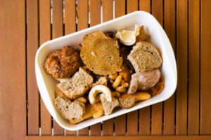 pezzi di pane raffermo dentro ad una teglia da cucina