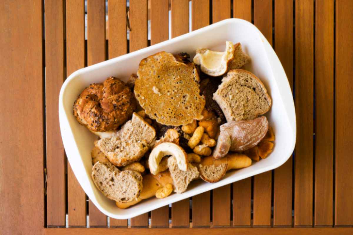 pezzi di pane raffermo dentro ad una teglia da cucina