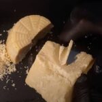 parmigiano vegano su un tagliere