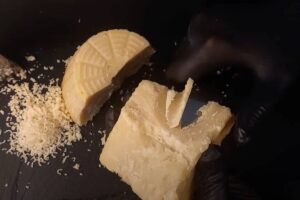 parmigiano vegano su un tagliere