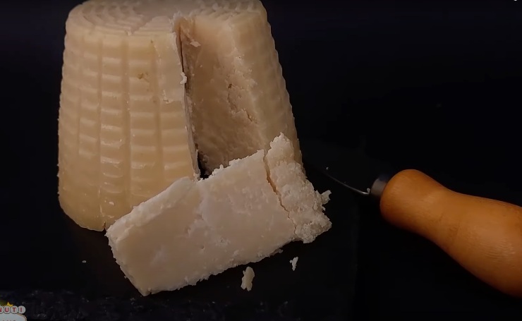parmigiano vegano con coltello