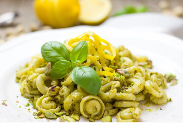 pasta al pesto con sopra scorzetta di limone e foglie di basilico