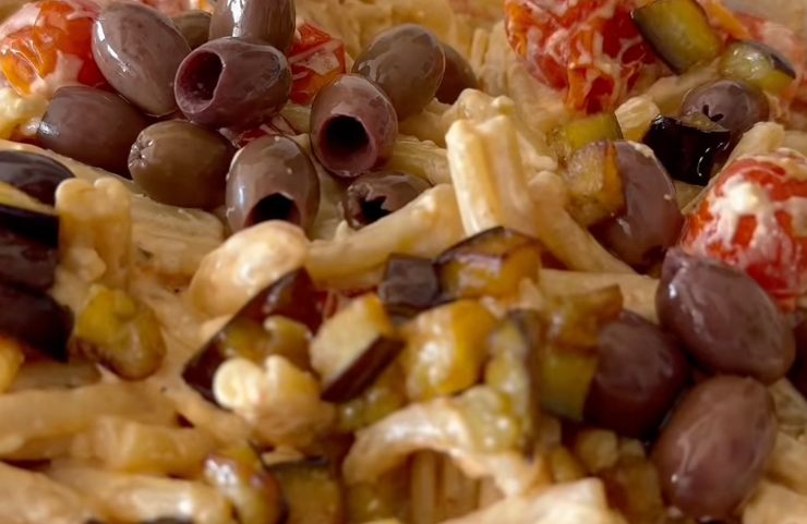 pasta con feta e ingredienti vari