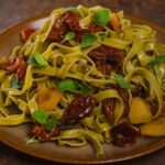 piatto di tagliatelle con pomodori secchi