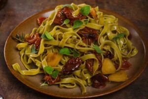 piatto di tagliatelle con pomodori secchi