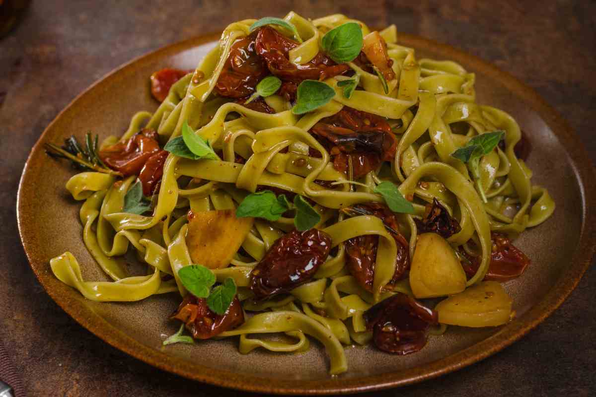 piatto di tagliatelle con pomodori secchi