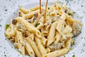 piatto di penne con salsa tonnata