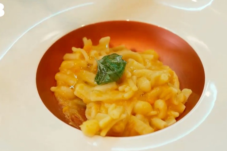 pasta e patate in un piatto