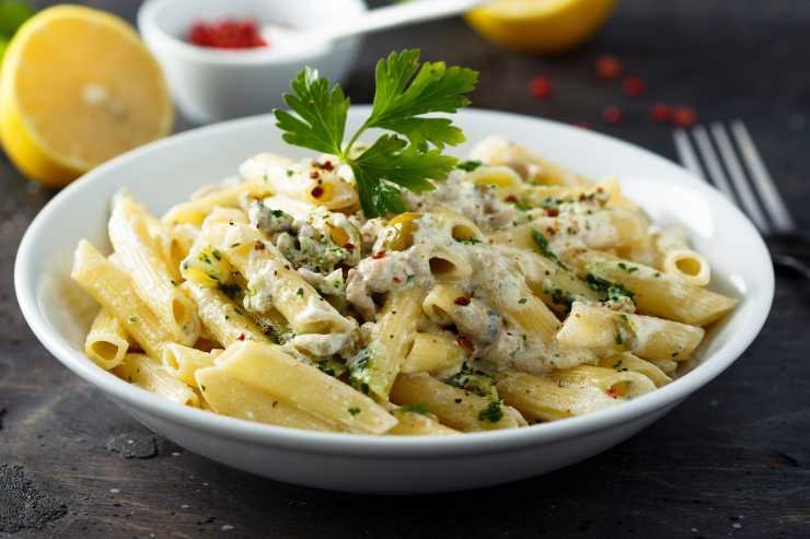 piatto di pasta con ricotta, limone e aromi