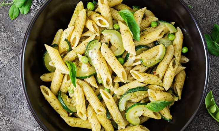 pasta con piselli zucchine e menta dentro ad un piatto