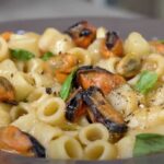 un piatto di pasta patate e cozze