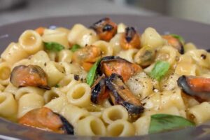 un piatto di pasta patate e cozze