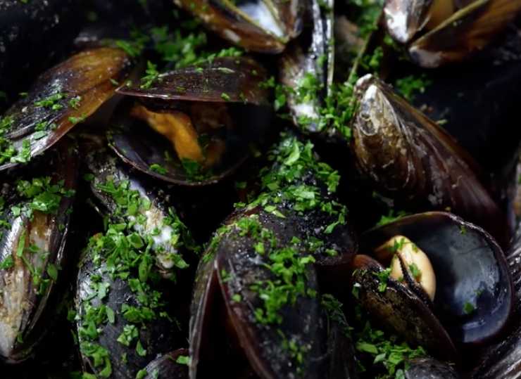 delle cozze aperte con il prezzemolo