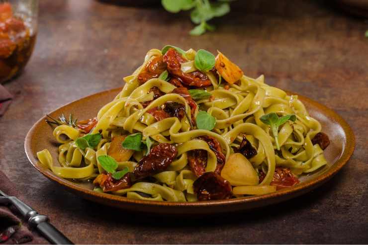 piatto di tagliatelle con pomodori secchi