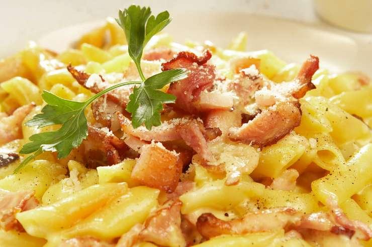 piatto di pasta con porchetta