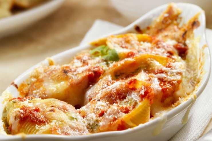conchiglioni al forno in una pirofila