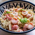 piatto di pasta con salsa tonnata e pomodorini