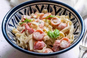 piatto di pasta con salsa tonnata e pomodorini