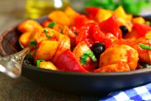 Patate con peperoni e olive nere