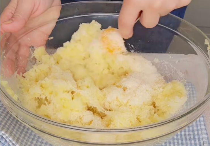 ciotola con patate e uova