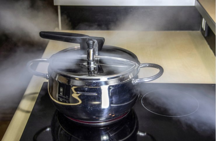pentola a pressione sopra le piastre a induzione