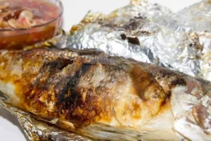 Pesce al cartoccio con condimento