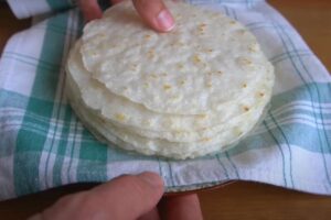 mano e piadine su un canovaccio