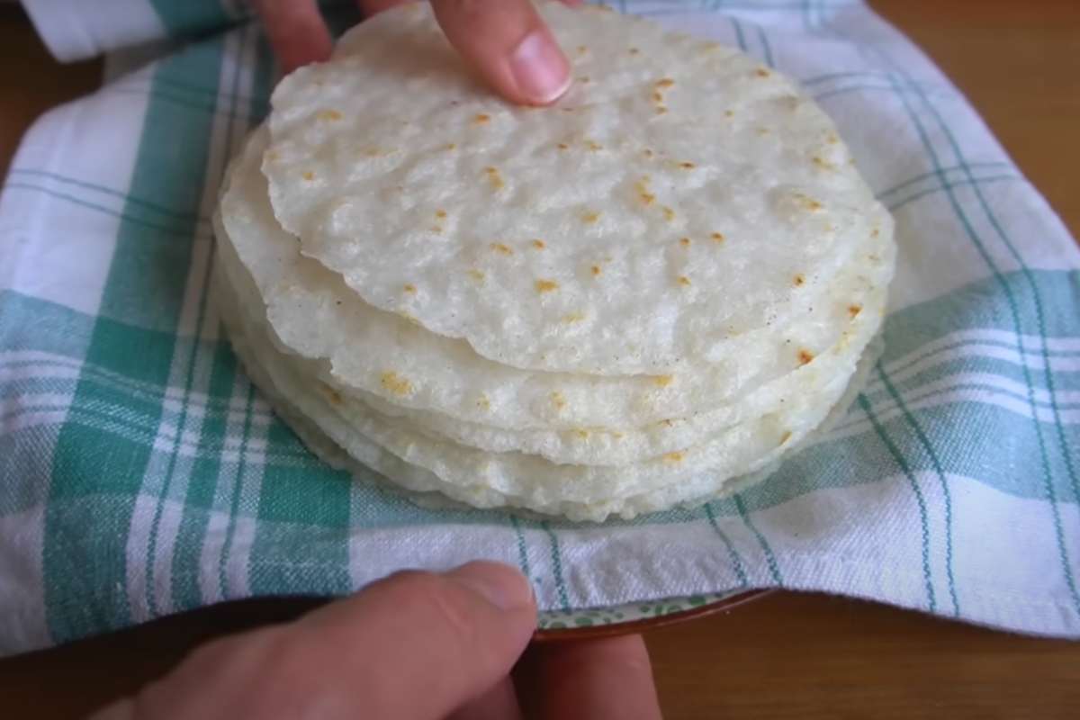 mano e piadine su un canovaccio