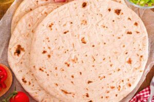 piadine una sopra all'altra sul tagliere