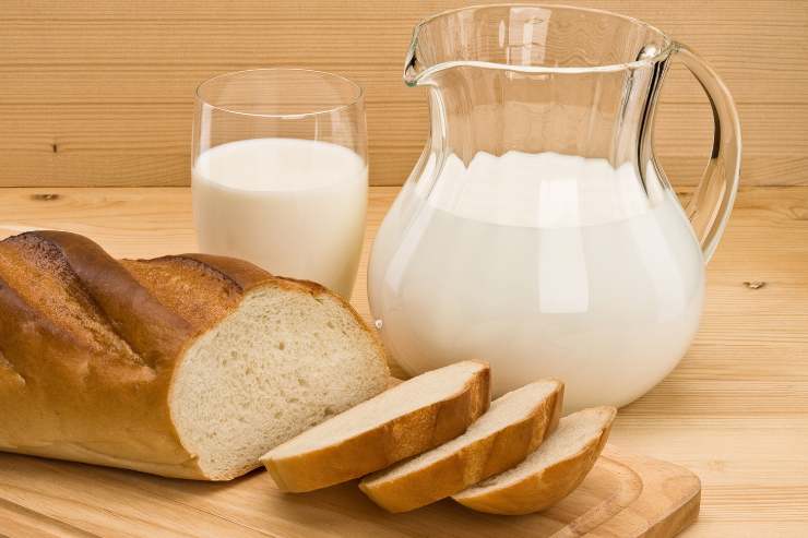 pane e latte su tavolo