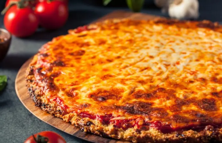 pizza con sopra pomodoro e mozzarella fusa