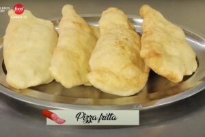 delle pizze fritte su un vassoio