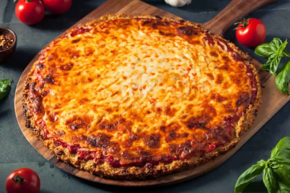 pizza con pomodoro e mozzarella sopra ad un tagliere