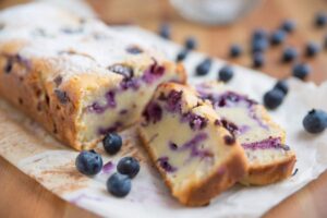 plumcake ai mirtilli con intorno dei mirtilli freschi