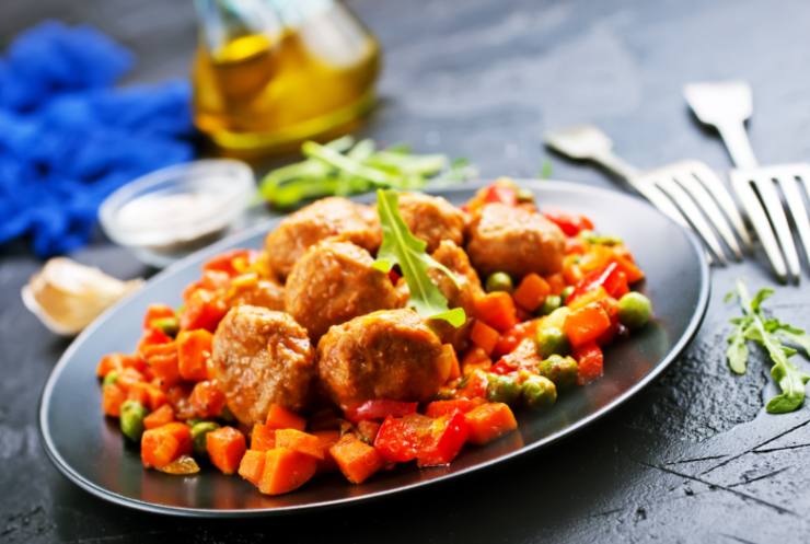 polpette e verdure su un piatto