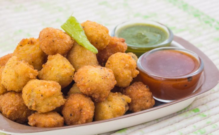 polpette su un piatto con accanto delle ciotoline con dentro delle salsine