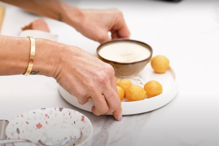 benedetta serve polpette con fonduta