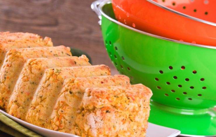 polpettone di carote e zucchine e accanto degli scolapasta