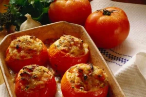 Pomodori ripieni in una teglia
