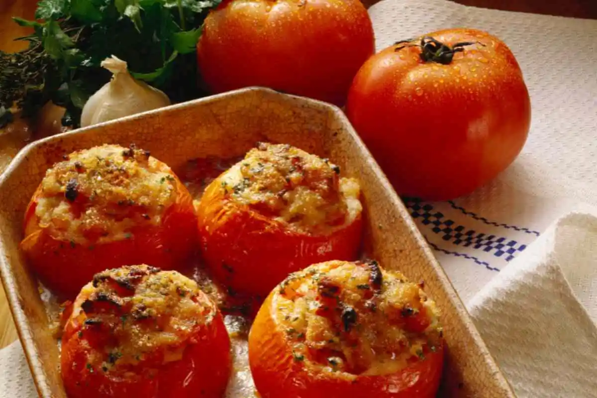 Pomodori ripieni in una teglia