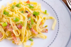 tagliatelle con cipollotto e pancetta