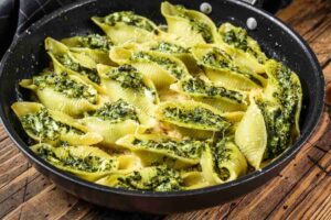 padella con i conchiglioni ripieni ricotta e pesto