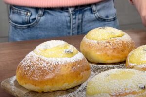due dolcetti con tanto zucchero filato