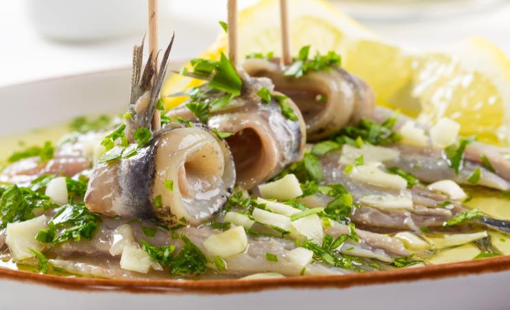 acciughe marinate con cipolla e limone