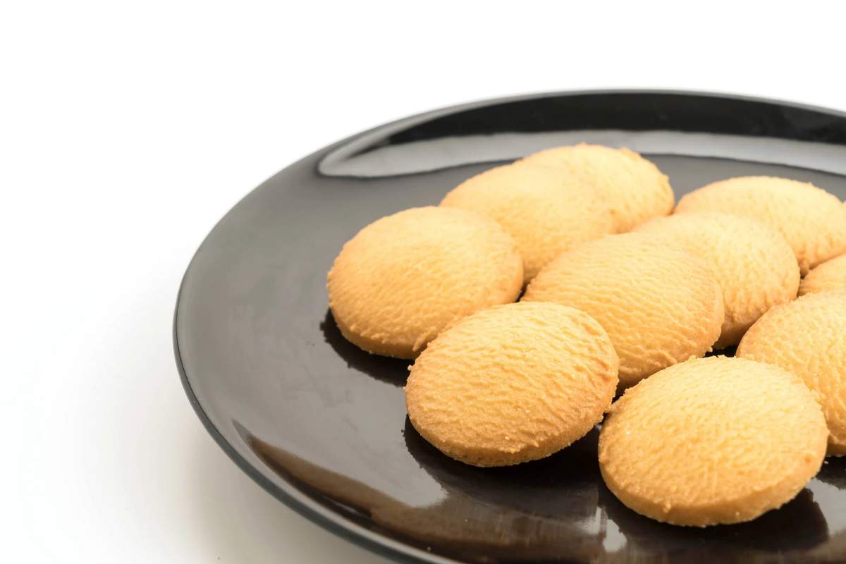 Piatto con biscotti di pasta frolla